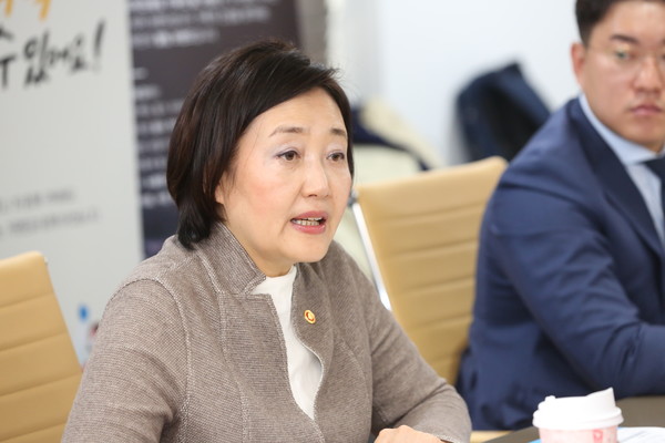 박영선 중소벤처기업부 장관이 최근 열린 '착한 프랜차이즈' 차담회에서 모두 발언을 하고 있다.