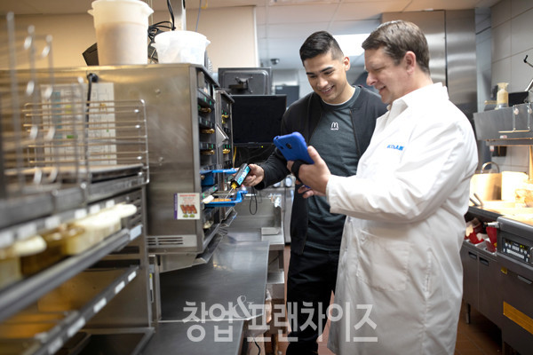 솔루션 전문가 고객 맞춤 프로그램 개발 및 상담 ⓒ 사진 한국이콜랩 제공