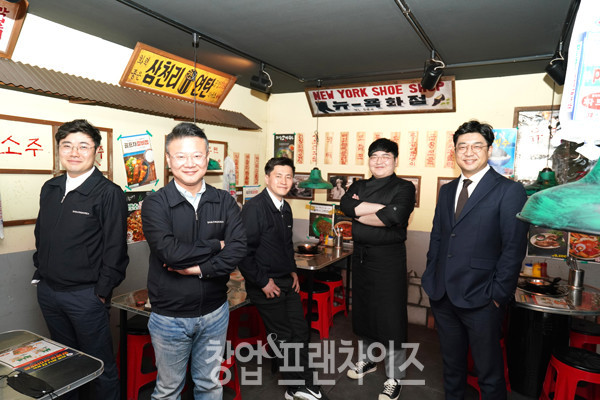 팔도실비집 가맹사업본부 좌로부터 송주오 대리, 장기석 전무, 서성영 기술이사 , 황준환 교육실장 , 완태 본부장 ⓒ 사진 이현석 팀장