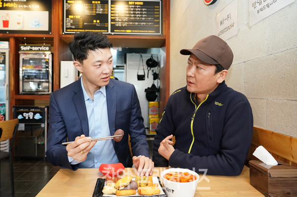 신불떡볶이 오산세교점 조광옥 점주, 강선모 경기지사장 ⓒ 사진 이현석 팀장