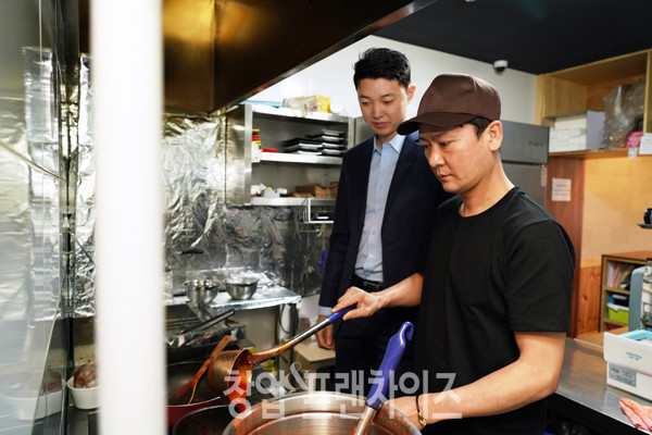 신불떡볶이 오산세교점 조광옥 점주, 강선모 경기지사장 ⓒ 사진 이현석 팀장