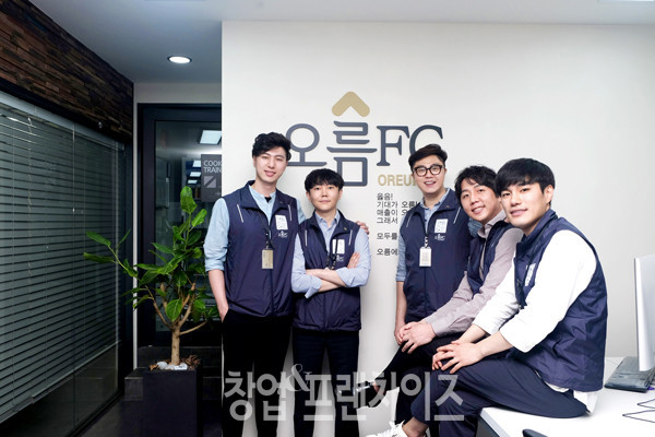 무공돈까스 운영팀 좌로부터 전준협 과장, 이근호 대리 , 박정환 부장, 최병열 차장, ⓒ 사진 황윤선 기자