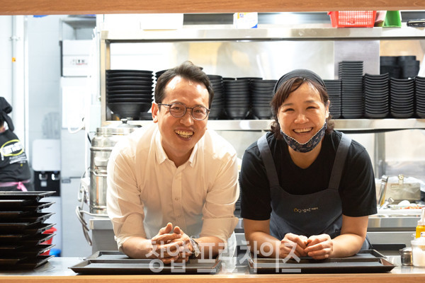 감탄떡볶이 이마트 월계점 김미경 점주, 이준수 대표 ⓒ 사진 이현석 팀장