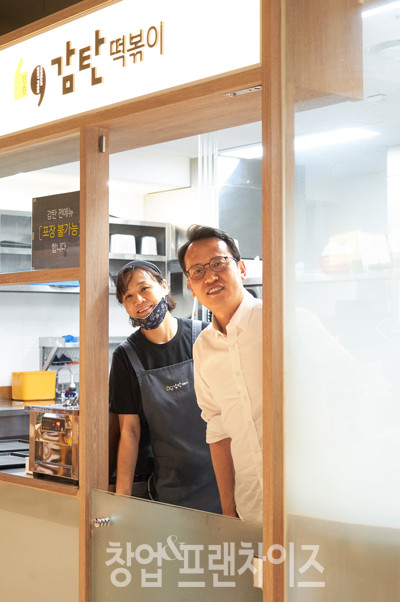 감탄떡볶이 이마트 월계점 김미경 점주, 이준수 대표 ⓒ 사진 이현석 팀장