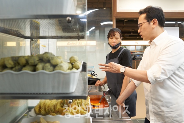 감탄떡볶이 이마트 월계점 김미경 점주, 이준수 대표 ⓒ 사진 이현석 팀장