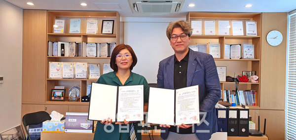 육가공 식품 전문기업 엔에프푸드(주) 대표 최항석(오른쪽)과 양향숙 군장대학교 휴먼융합부 스마트농식품과 학과장이(왼쪽) 6월 17일에 산학협력식 체결 후 기념사진을 찍고 있다.