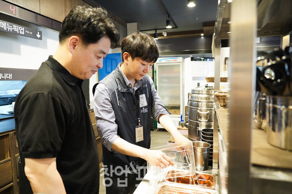 무공돈까스 안산중앙역점 박상훈 점주, 이근호 대리·김광모 대리 ⓒ 사진 이현석 팀장, 업체 제공