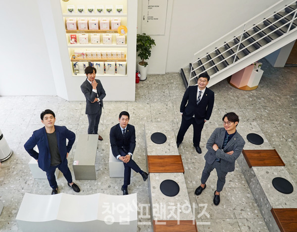 오가다 운영팀&기획본부  기획본부 정홍주 주임, 운영팀 박강민 대리, 운영팀 송훈섭 과장, 기획본부 권중혁 주임 , 운영팀 여태수 주임 ⓒ 사진 이현석 팀장