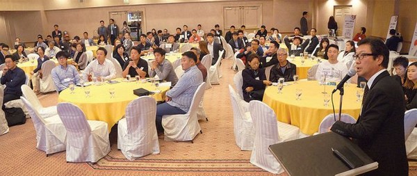 지난 2017년 미국 LA에서 개최된 현지 프랜차이즈 쇼케이스에서 이호욱 미국지회장(오른쪽)이 설명을 하고 있다