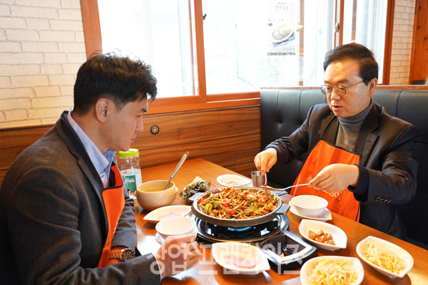 군산오징어 서오릉점 조성준 점주, 임택규 차장 ⓒ 사진 김효진 기자