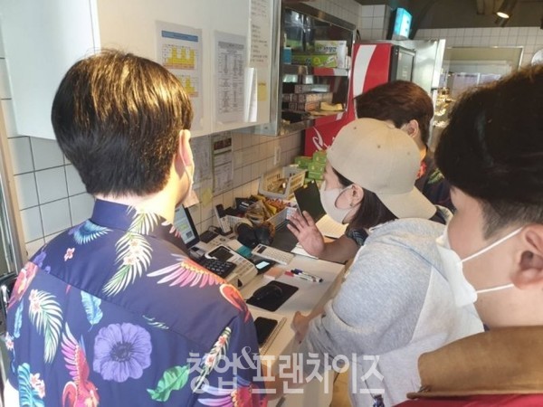 가맹점에 디지털 교육을 진행하고 있는 모습