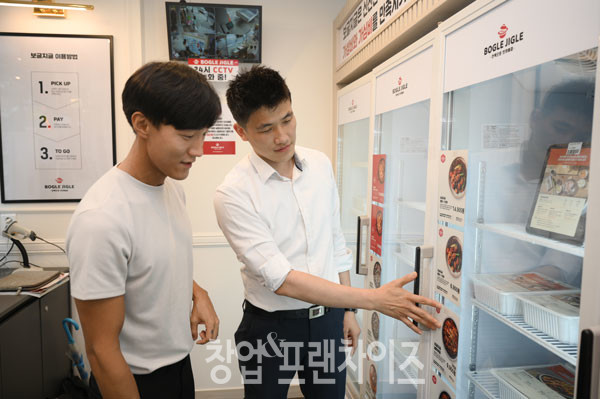 보글지글 상동점 윤현진 점주, 김성용 대표. ⓒ 사진 이원기 포토그래퍼