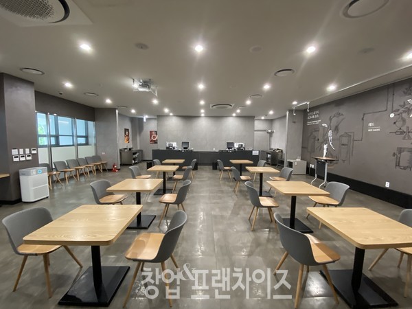 실제 매장 환경을 구현한 '정구관' 내 시물레이션 교육장에서 가맹점 신입직원은 교육을 받는다.