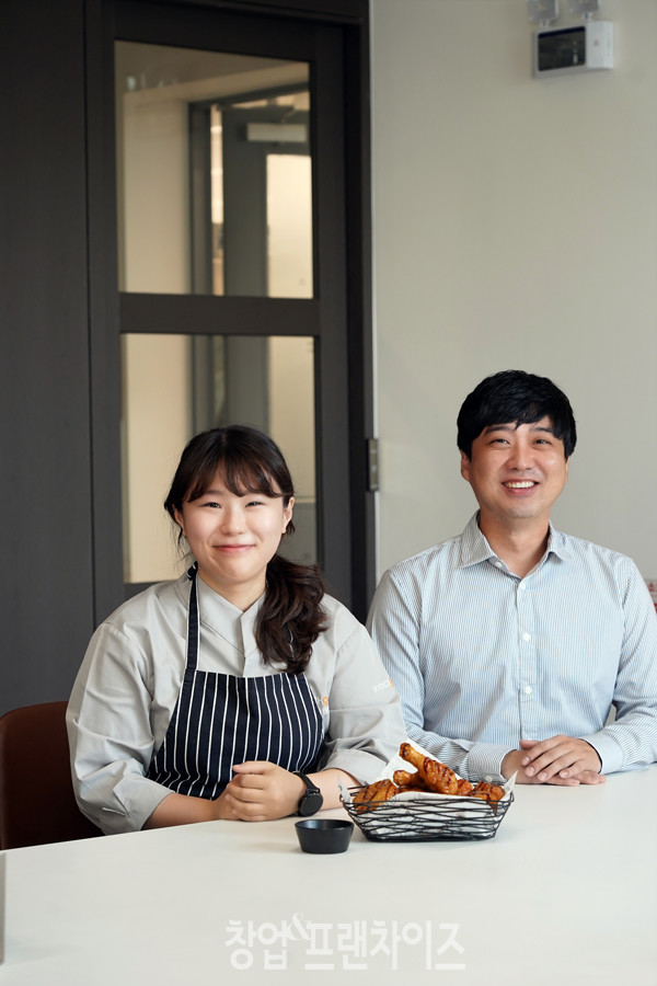 교촌치킨 소스개발팀 박재상 팀장, 박진영 담당 ⓒ 사진 김효진 기자