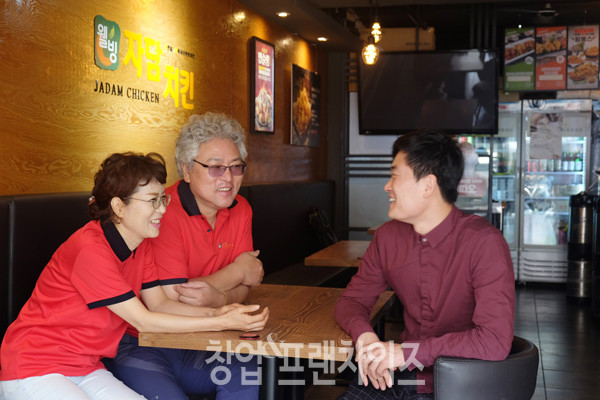 자담치킨 홍제점 신한·김이숙 점주, 이우진 팀장 ⓒ 사진 황윤선 기자