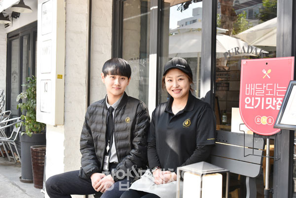 푸라닭 치킨 인천주안1호점 송현숙 점주, 강연성 주임 ⓒ 사진 황윤선 기자