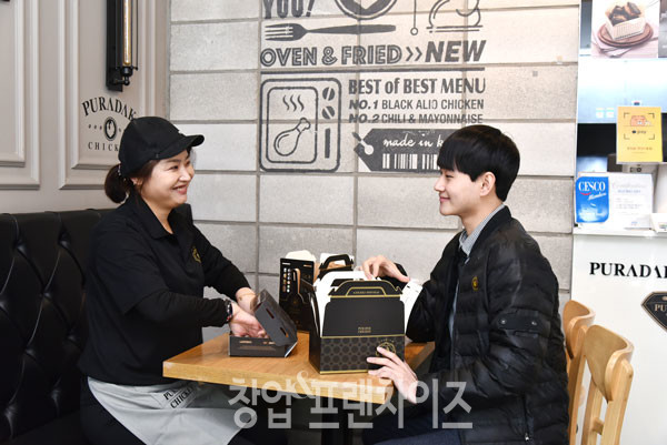 푸라닭 치킨 인천주안1호점 송현숙 점주, 강연성 주임 ⓒ 사진 황윤선 기자