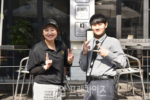 푸라닭 치킨 인천주안1호점 송현숙 점주, 강연성 주임 ⓒ 사진 황윤선 기자