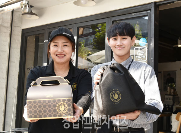 푸라닭 치킨 인천주안1호점 송현숙 점주, 강연성 주임 ⓒ 사진 황윤선 기자