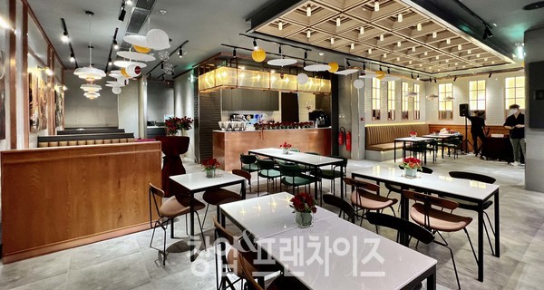 교촌치킨 두바이 1호점 내부