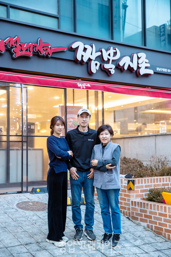 짬뽕지존 강남구청점 이현석·이주현·임혜정 점주 ⓒ 사진 유흥선 기자