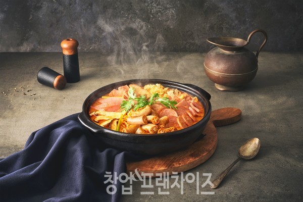 곱창 귀걸이를 한 소녀의 '소곱창부대전골'