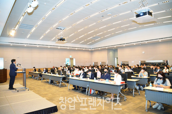 박종훈 KBS 경제부장이 코로나 이후 세계 경제 환경과 기업 전략을 제시하고 있다.