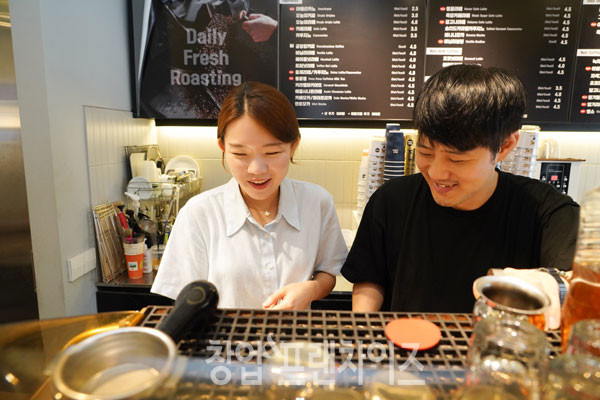 고품격커피공장 서초법조타운점 김수민 점주, 송영근 대표  ⓒ 사진 김효진 기자