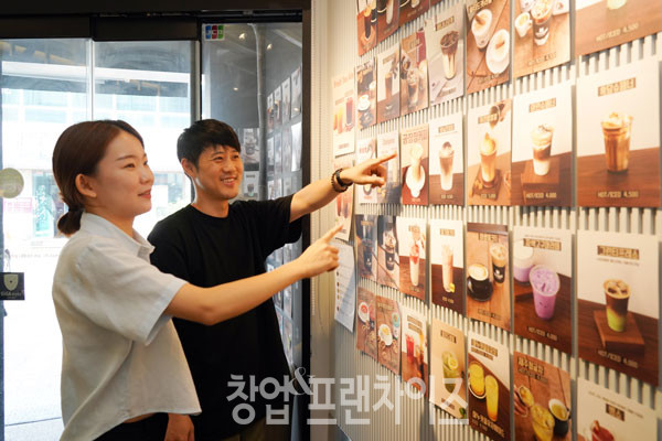 고품격커피공장 서초법조타운점 김수민 점주, 송영근 대표 ⓒ 사진 김효진 기자