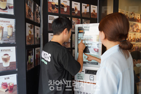 고품격커피공장 서초법조타운점 김수민 점주, 송영근 대표  ⓒ 사진 김효진 기자