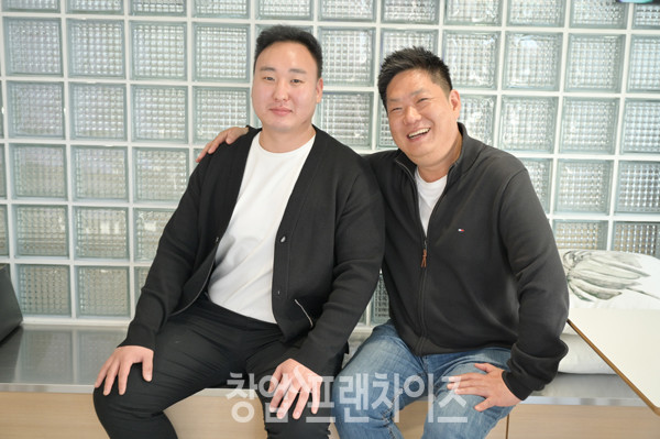 『살아남는 배달 창업의 비법』 최용규 작가, 오봉원 작가 ⓒ 사진 이원기 기자
