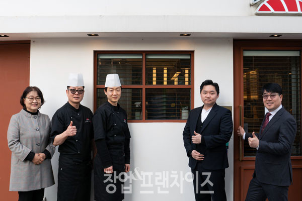 오사이초밥 좌로부터 박미영 이사, 류재진 셰프, 신선용 셰프, 박민수 실장, 김재원 대표 ⓒ 사진 이현석 팀장