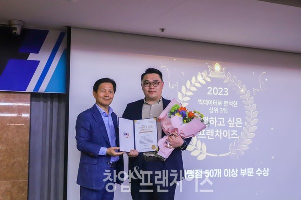 서민교 ㈜맥세스컨설팅 대표(사진 왼쪽)와 윤한솔 한경기획 전략기획팀 팀장(사진 오른쪽)이 함께 사진을 찍고 있다.