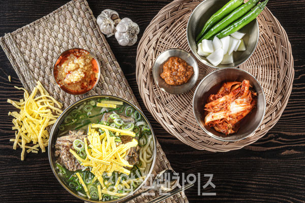 평이담백 뼈칼국수 성수점 ⓒ 사진 업체 제공