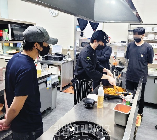 지난해 체험창업 프로그램 참여자가 육류 브랜드 점포에서 실습을 하고 있다.