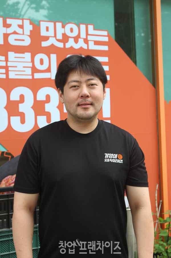 기영이숯불두마리치킨 수원인계점 고재경 점주  ⓒ  사진 김지원 기자, 업체 제공