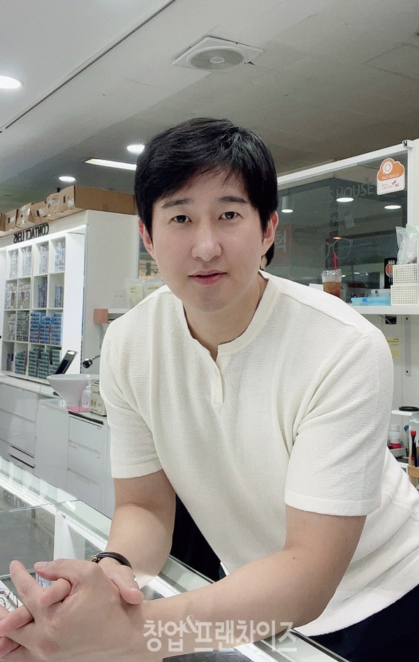으뜸50안경 고속터미널점 박진용 점주 ⓒ 사진 업체 제공, 이현석 팀장