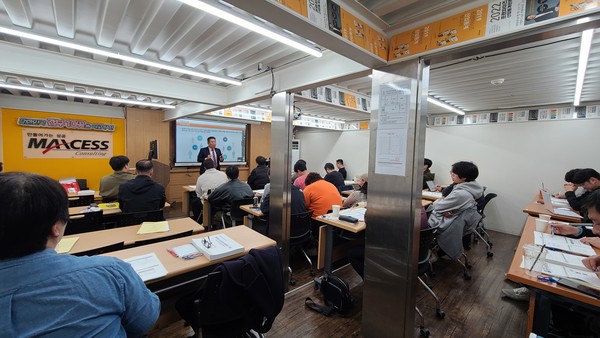 지난 21일 강동원 주방뱅크 회장이 과학적 주방설계에 대해 맥세스컨설팅 교육장에서 강연했다. 