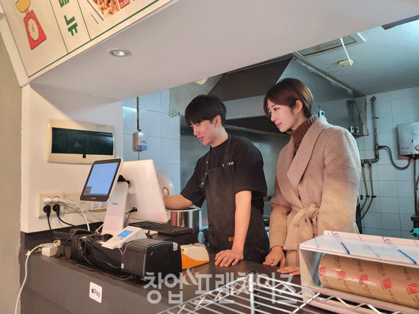 1키로탕수육 매탄점 황인환 점주, 박지영 대리 ⓒ 사진 업체 제공