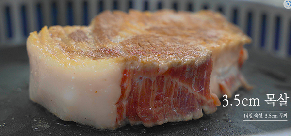 맛찬들왕소금구이는 스테이크 두께인 3.5㎝로 썰어 14일간 숙성한 돼지고기를 제공한다 [사진=맛찬들제공]