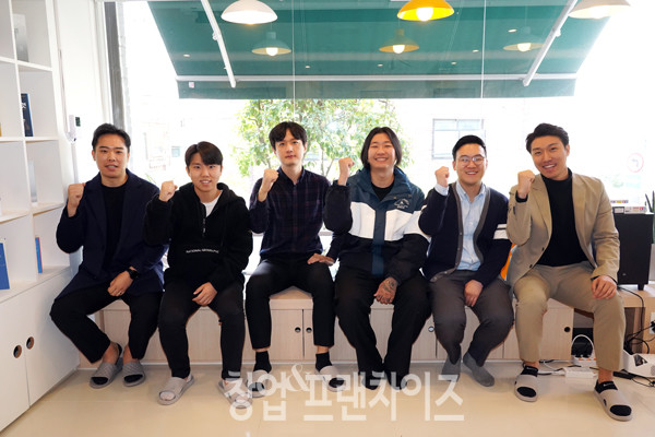 (주)저스트쿠킹 저스트텐동 좌로부터 이재연 과장, 여승엽 팀장, 유지성 본부장, 이형기 주임, 임기범 실장, 문기민 이사 ⓒ 사진 김효진 기자