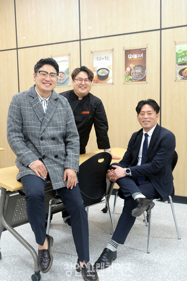 진이푸드(주) 진이찬방 가맹지원부 김철희 주임, 조리팀 김태학 사원, 양승욱 본부장 ⓒ 사진 황윤선기자