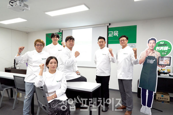 (주)맛있는수다 집밥; 뚝딱  좌로부터 나재건 부장, 김혜진 대리, 김성유 과장, 조인호 차장, 전영욱 차장, 박광희 이사  ⓒ 사진  이현석 팀장