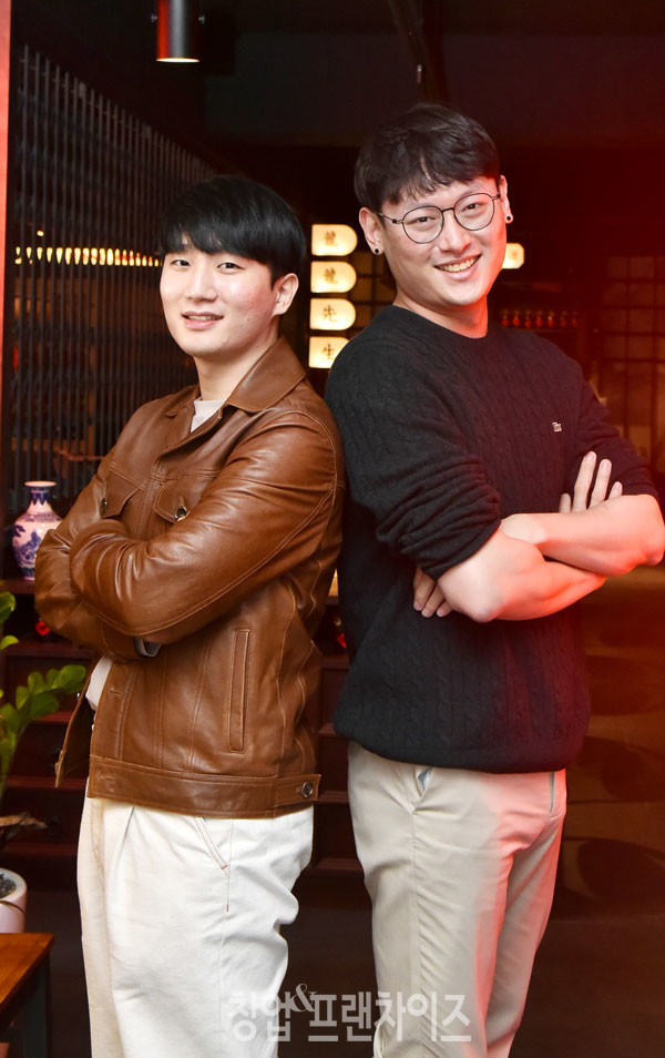 용용선생    ⓒ 사진 황윤선 기자이동열 매니저(왼쪽), 김지훈 매니저(오른쪽)