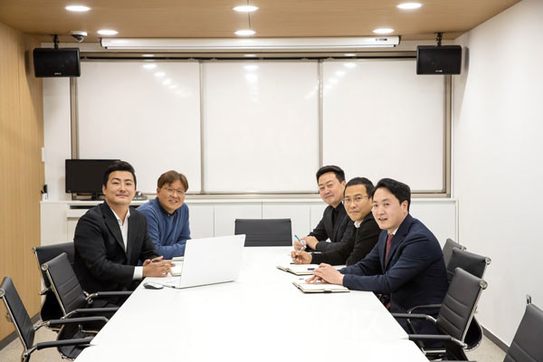 족발야시장 가맹사업팀 좌로부터 양동재 대리, 박동식 팀장, 최택균 과장, 김형국 대리, 김도경 본부장 ⓒ 사진 유흥선 기자