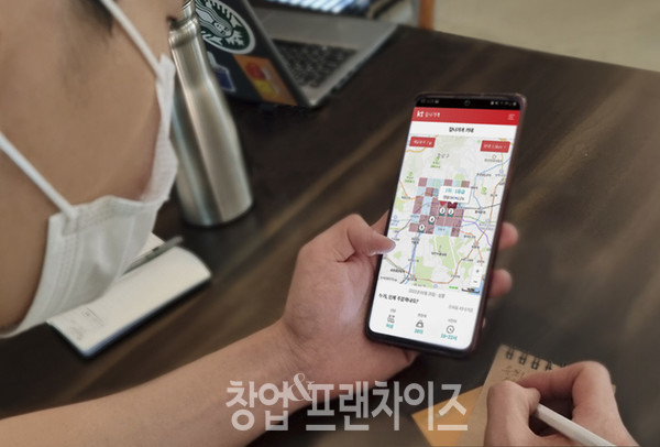 인천 청라의 초밥집 사장님이 KT 잘나가게의 상권분석서비스를 이용하고 있다. [사진=KT]