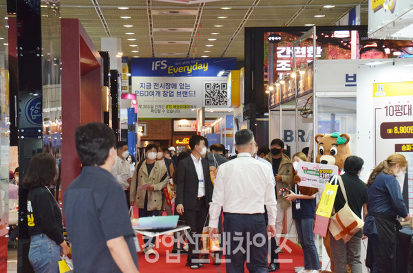 지난해 10월 14일 코엑스 제51회 IFS프랜차이즈서울을 찾은 예비 창업자들이 부스를 둘러보고 있다.