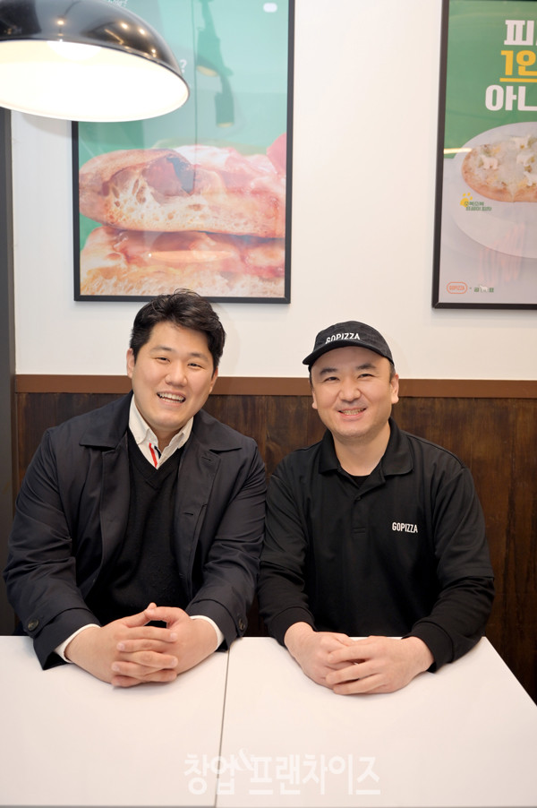 고피자 서울대점 김균언 점주, 최보성 과장 ⓒ 사진 이원기 기자