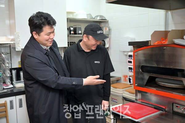 고피자 서울대점 김균언 점주, 최보성 과장 ⓒ 사진 이원기 기자