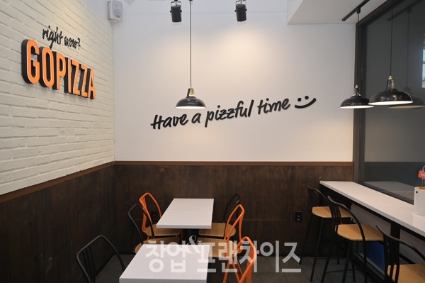 고피자 서울대점 김균언 점주, 최보성 과장 ⓒ 사진 이원기 기자